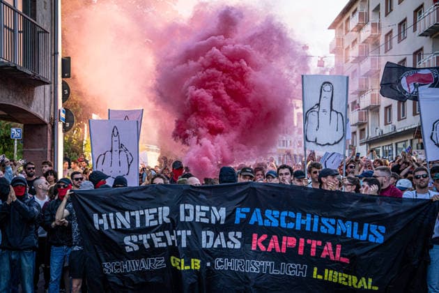 Escalation in Darmstadt: Wild chase scenes between police and demonstrators during a Reichsbürger march featuring Imperial flags—smoke bombs set off, large-scale police operat Copyright: 7aktuell.dex x7aktuell 0574359 20260925_7a_REICHSBUERGERDARMSTADT_574359
