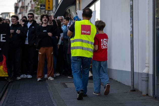 Escalation in Darmstadt: Wild chase scenes between police and demonstrators during a Reichsbürger march with Kaiserreich flags—smoke bombs set off, large-scale police operat Copyright: 7aktuell.dex x7aktuell 0574360 20260925_7a_REICHSBUERGERDARMSTADT_574360
