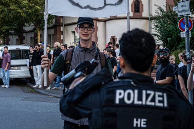 Escalation in Darmstadt: Wild chase scenes between police and demonstrators during a Reichsbürger march featuring Kaiserreich flags—smoke bombs set off, large-scale police o Copyright: 7aktuell.dex x7aktuell 0574361 20260925_7a_REICHSBUERGERDARMSTADT_574361