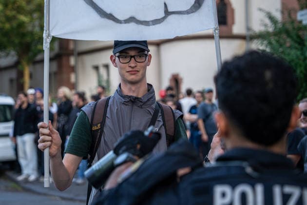 Escalation in Darmstadt: Wild chase scenes between police and demonstrators during a Reichsbürger march with Imperial flags—smoke bombs set off, large-scale police operation, Copyright: 7aktuell.dex x7aktuell 0574364 20260925_7a_REICHSBUERGERDARMSTADT_574364