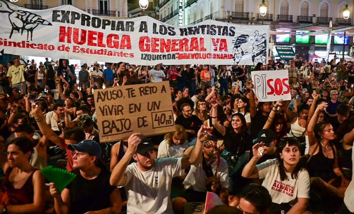 September 26, 2026, Madrid, Madrid, SPAIN: People take part in a protest camp in Puerta del Sol, Madrid, following a demonstration for the right to housing and in support of Maricarmen, who was evicted from her home. The protest calls for measures to guarantee access to adequate housing and highlights the difficulties faced by people affected by housing insecurity and eviction. Madrid SPAIN - ZUMAz108 20260926_znp_z108_073 Copyright: xRichardxZubelzux
