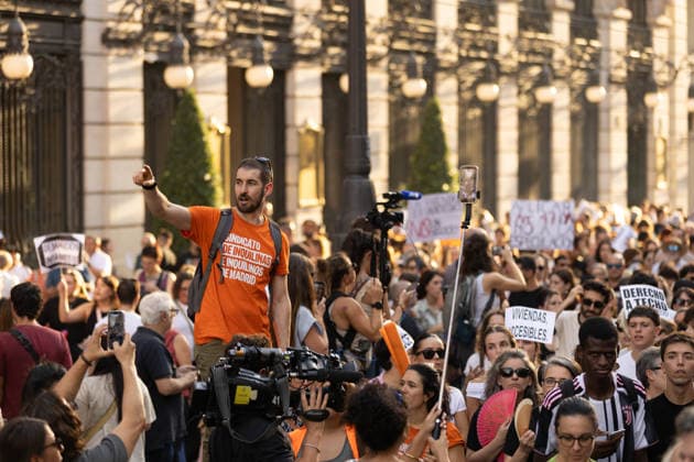 September 26, 2026, Madrid, Madrid, SPAIN: Tens of thousands of people demonstrated in Madrid for the right to housing because of the eviction of Maricarmen, the 87-year-old woman who was expelled from the apartment for which she paid the rent for 70 years. Real estate speculation has doubled housing prices in Spain in the last 10 years. Madrid SPAIN - ZUMAl221 20260926_zip_l221_028 Copyright: xIgnacioxLopezxIsasmendix