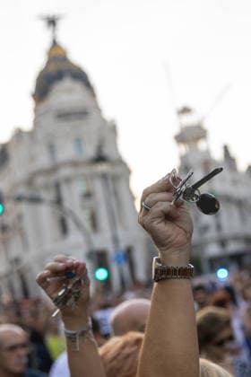 September 26, 2026, Madrid, Madrid, SPAIN: Tens of thousands of people demonstrated in Madrid for the right to housing because of the eviction of Maricarmen, the 87-year-old woman who was expelled from the apartment for which she paid the rent for 70 years. Real estate speculation has doubled housing prices in Spain in the last 10 years. Madrid SPAIN - ZUMAl221 20260926_zip_l221_029 Copyright: xIgnacioxLopezxIsasmendix