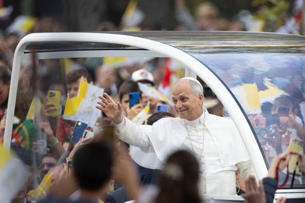 Pope Leo XIV Mass at Place de la Concorde - Paris RL Pope Leo XIV waves to the crowd from the Papamobile (popemobile) as he rides down the Champs-Elysees Avenue to arrive to celebrate a solemn outdoor mass at Place de la Concorde, central Paris, on September 26, 2026 on the second day of his visit to France. Pope Leo XIV celebrates an open-air mass for hundreds of thousands of believers on the Champs Elysees in Paris, after saying it was possible to live together in dignity and peace . Photo by Raphael Lafargue ABACAPRESS.COM Paris France  Copyright: xLafarguexRaphael ABACAx