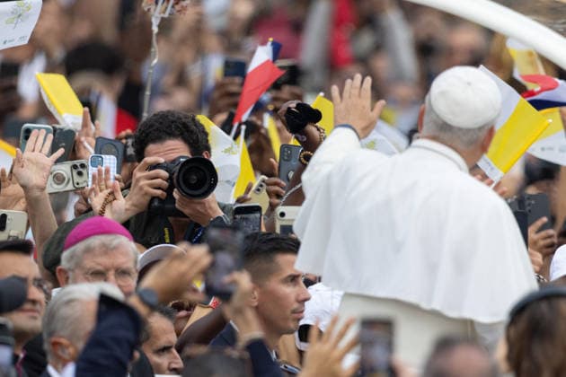 Pope Leo XIV Mass at Place de la Concorde - Paris RL Pope Leo XIV waves to the crowd from the Papamobile (popemobile) as he rides down the Champs-Elysees Avenue to arrive to celebrate a solemn outdoor mass at Place de la Concorde, central Paris, on September 26, 2026 on the second day of his visit to France. Pope Leo XIV celebrates an open-air mass for hundreds of thousands of believers on the Champs Elysees in Paris, after saying it was possible to live together in dignity and peace . Photo by Raphael Lafargue ABACAPRESS.COM Paris France  Copyright: xLafarguexRaphael ABACAx