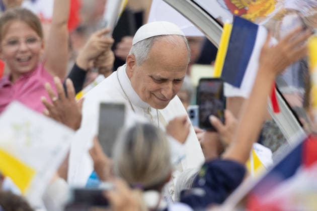 Pope Leo XIV Mass at Place de la Concorde - Paris RL Pope Leo XIV waves to the crowd from the Papamobile (popemobile) as he rides down the Champs-Elysees Avenue to arrive to celebrate a solemn outdoor mass at Place de la Concorde, central Paris, on September 26, 2026 on the second day of his visit to France. Pope Leo XIV celebrates an open-air mass for hundreds of thousands of believers on the Champs Elysees in Paris, after saying it was possible to live together in dignity and peace . Photo by Raphael Lafargue ABACAPRESS.COM Paris France  Copyright: xLafarguexRaphael ABACAx