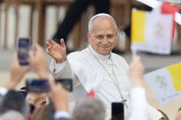 Pope Leo XIV Mass at Place de la Concorde - Paris RL Pope Leo XIV waves to the crowd from the Papamobile (popemobile) as he rides down the Champs-Elysees Avenue to arrive to celebrate a solemn outdoor mass at Place de la Concorde, central Paris, on September 26, 2026 on the second day of his visit to France. Pope Leo XIV celebrates an open-air mass for hundreds of thousands of believers on the Champs Elysees in Paris, after saying it was possible to live together in dignity and peace . Photo by Raphael Lafargue ABACAPRESS.COM Paris France  Copyright: xLafarguexRaphael ABACAx