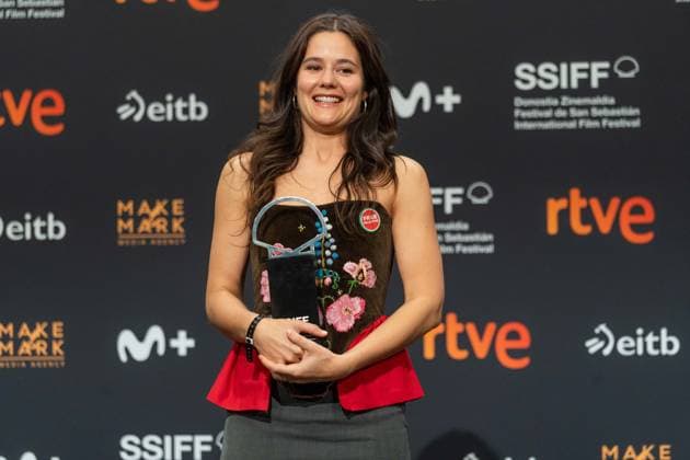 Tender Loving Care wins the Golden Shell at the 74th San Sebastian International Film Festival SAN SEBASTIAN, SPAIN - SEPTEMBER 26: The British film by director Mike Leigh has won the Golden Shell for Best Film Tender Loving Care , at the 74th San Sebastian International Film Festival in Spain on September 26, 2026. Its lead actress, Kate O Flynn, won the Silver Shell for Best Performance, and director Mike Leigh won the award for Best Screenplay. Javi Julio Anadolu San Sebastian Spain. Editorial use only. Please get in touch for any other usage.  Copyright: x2026xAnadoluxJavixJuliox