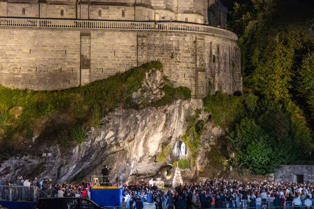 Visit to France of Pope Leo XIV - Prayer at Lourdes Sanctuary MLG Pope Leo XIV prays at the Grotto of the Apparitions at the Sanctuary of Our Lady of Lourdes during his historic apostolic journey, in Lourdes, France, on September 26, 2026. Photo by Margot Le Gonidec ABACAPRESS.COM Lourdes France  Copyright: xLexGonidecxMargot ABACAx