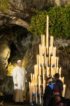 Visit to France of Pope Leo XIV - Prayer at Lourdes Sanctuary MLG Pope Leo XIV prays at the Grotto of the Apparitions at the Sanctuary of Our Lady of Lourdes during his historic apostolic journey, in Lourdes, France, on September 26, 2026. Photo by Margot Le Gonidec ABACAPRESS.COM Lourdes France  Copyright: xLexGonidecxMargot ABACAx