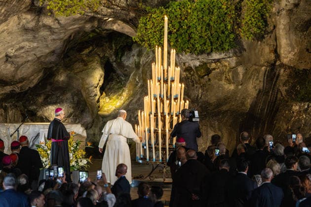 Visit to France of Pope Leo XIV - Prayer at Lourdes Sanctuary MLG Pope Leo XIV prays at the Grotto of the Apparitions at the Sanctuary of Our Lady of Lourdes during his historic apostolic journey, in Lourdes, France, on September 26, 2026. Photo by Margot Le Gonidec ABACAPRESS.COM Lourdes France  Copyright: xLexGonidecxMargot ABACAx