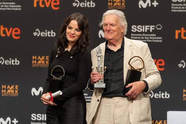 Entertainment Bilder des Tages #2 Tender Loving Care wins the Golden Shell at the 74th San Sebastian International Film Festival SAN SEBASTIAN, SPAIN - SEPTEMBER 26: The British film by director Mike Leigh has won the Golden Shell for Best Film Tender Loving Care , at the 74th San Sebastian International Film Festival in Spain on September 26, 2026. Its lead actress, Kate O Flynn, won the Silver Shell for Best Performance, and director Mike Leigh won the award for Best Screenplay. Javi Julio Anadolu San Sebastian Spain. Editorial use only. Please get in touch for any other usage.  Copyright: x2026xAnadoluxJavixJuliox