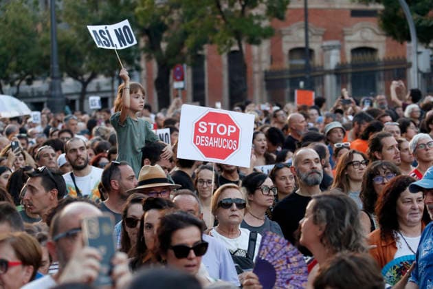 September 26, 2026, Madrid, Community Of Madrid, Spain: Thousands of demonstrators march through central Madrid to protest the recent eviction of Maricarmen Abascal, an 87-year-old disabled woman, and demand urgent housing rights on Saturday, September 26, 2026, in Madrid, Spain. Organized by the Sindicato de Inquilinas (Tenants Union) under the slogan Ni una Maricarmen mo¡s (Not one more Maricarmen), the mobilization gathered tens of thousands of people. Protesters marched from Puerta del Sol to the Congress of Deputies, calling for the immediate approval of a government Maricarmen decree to freeze rent prices, ensure indefinite contracts, and prohibit evictions without alternative housing. The event, which included a call for a perm - ZUMAo127 20260926_zep_o127_088 Copyright: xHugoxOrtunox