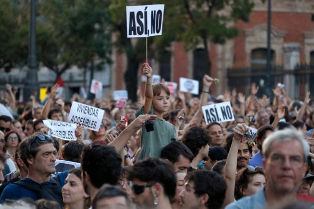 September 26, 2026, Madrid, Community Of Madrid, Spain: Thousands of demonstrators march through central Madrid to protest the recent eviction of Maricarmen Abascal, an 87-year-old disabled woman, and demand urgent housing rights on Saturday, September 26, 2026, in Madrid, Spain. Organized by the Sindicato de Inquilinas (Tenants Union) under the slogan Ni una Maricarmen mo¡s (Not one more Maricarmen), the mobilization gathered tens of thousands of people. Protesters marched from Puerta del Sol to the Congress of Deputies, calling for the immediate approval of a government Maricarmen decree to freeze rent prices, ensure indefinite contracts, and prohibit evictions without alternative housing. The event, which included a call for a perm - ZUMAo127 20260926_zep_o127_082 Copyright: xHugoxOrtunox