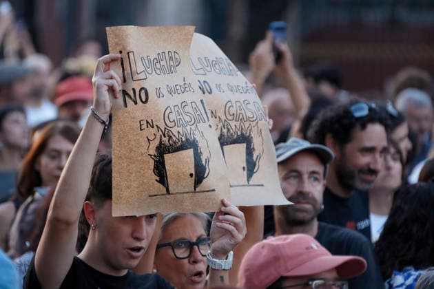 September 26, 2026, Madrid, Community Of Madrid, Spain: Thousands of demonstrators march through central Madrid to protest the recent eviction of Maricarmen Abascal, an 87-year-old disabled woman, and demand urgent housing rights on Saturday, September 26, 2026, in Madrid, Spain. Organized by the Sindicato de Inquilinas (Tenants Union) under the slogan Ni una Maricarmen mo¡s (Not one more Maricarmen), the mobilization gathered tens of thousands of people. Protesters marched from Puerta del Sol to the Congress of Deputies, calling for the immediate approval of a government Maricarmen decree to freeze rent prices, ensure indefinite contracts, and prohibit evictions without alternative housing. The event, which included a call for a perm - ZUMAo127 20260926_zep_o127_079 Copyright: xHugoxOrtunox
