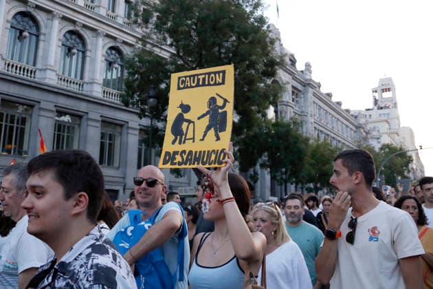 September 26, 2026, Madrid, Community Of Madrid, Spain: Thousands of demonstrators march through central Madrid to protest the recent eviction of Maricarmen Abascal, an 87-year-old disabled woman, and demand urgent housing rights on Saturday, September 26, 2026, in Madrid, Spain. Organized by the Sindicato de Inquilinas (Tenants Union) under the slogan Ni una Maricarmen mo¡s (Not one more Maricarmen), the mobilization gathered tens of thousands of people. Protesters marched from Puerta del Sol to the Congress of Deputies, calling for the immediate approval of a government Maricarmen decree to freeze rent prices, ensure indefinite contracts, and prohibit evictions without alternative housing. The event, which included a call for a perm - ZUMAo127 20260926_zep_o127_078 Copyright: xHugoxOrtunox