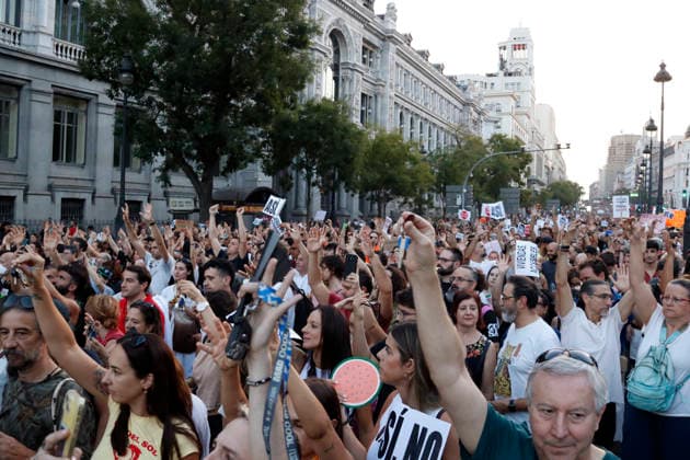 September 26, 2026, Madrid, Community Of Madrid, Spain: Thousands of demonstrators march through central Madrid to protest the recent eviction of Maricarmen Abascal, an 87-year-old disabled woman, and demand urgent housing rights on Saturday, September 26, 2026, in Madrid, Spain. Organized by the Sindicato de Inquilinas (Tenants Union) under the slogan Ni una Maricarmen mo¡s (Not one more Maricarmen), the mobilization gathered tens of thousands of people. Protesters marched from Puerta del Sol to the Congress of Deputies, calling for the immediate approval of a government Maricarmen decree to freeze rent prices, ensure indefinite contracts, and prohibit evictions without alternative housing. The event, which included a call for a perm - ZUMAo127 20260926_zep_o127_076 Copyright: xHugoxOrtunox