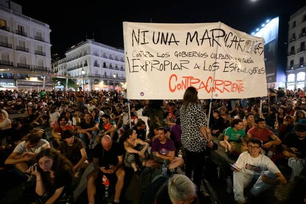 Housing protesters set up camp in Madrid after anti-eviction march MADRID, SPAIN, SEPTEMBER 26, 2026: Demonstrators march through central Madrid during a protest against evictions organized by the Sindicato de Inquilinas e Inquilinos de Madrid. The demonstration began at Puerta del Sol and ended outside the Congress of Deputies, with protesters demanding stronger housing protections following the eviction earlier in the week of 87-year-old Maricarmen Abascal. After the march, protesters erected tents at Puerta del Sol as a housing protest encampment began in the square. Madrid Spain Copyright: x xTomasxCallex xJNAxPressx