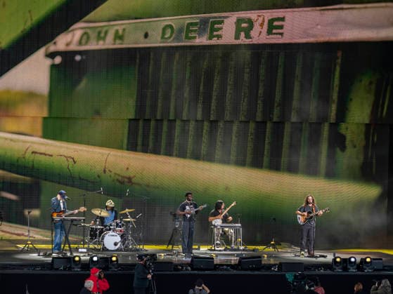 September 26, 2026, Virginia Beach, Virginia, USA: MON ROVIA and his band perform at Farm Aid 2026. Through music and family farm produced food, and farmer presentations, this annual festival shines a spotlight on the critical need for family farms to succeed. Virginia Beach USA - ZUMAd155 20260926_znp_d155_014 Copyright: xSuexDorfmanx