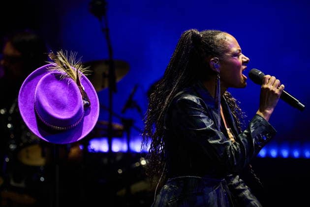September 26, 2026, Toronto, On, Canada: Allison Russell performs as a purple hat is displayed onstage in tribute to the late Gord Downie before The Tragically Hip are inducted into the Canadian Songwriters Hall of Fame on stage in Toronto, on Saturday, Sept. 26, 2026. Toronto Canada  - ZUMAc35_ 20260926_zaf_c35_193 Copyright: xSammyxKoganx