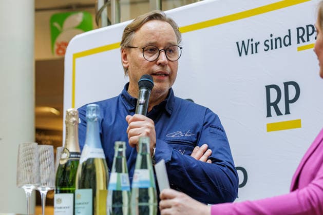 September 26, 2026, Düsseldorf: Top chef Thomas Bühner at the food court during the Rheinische Post Talk at the Schadow Arkaden as part of the Düsseldorfer Chefs in Town event. Düsseldorf, Schadow Arkaden, North Rhine-Westphalia, Germany