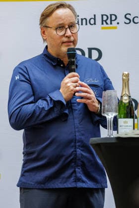 September 26, 2026, Düsseldorf: Top chef Thomas Bühner at the food court during the Rheinische Post Talk at the Schadow Arkaden as part of the Düsseldorfer Chefs in Town event. Düsseldorf, Schadow Arkaden, North Rhine-Westphalia, Germany
