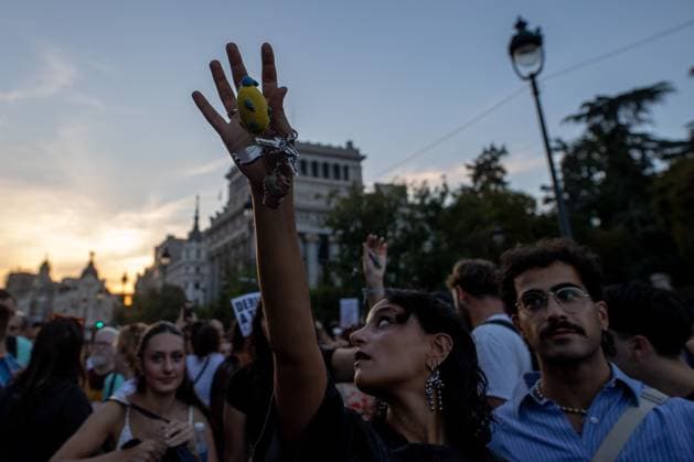 September 26, 2026, Madrid, Madrid, Spain: MADRID, SPAIN, SEPTEMBER 26, 2026: Demonstrators march through central Madrid during a protest against the housing crisis and evictions, following the forced eviction earlier in the week of 87-year-old Maricarmen Abascal from her longtime home in the Spanish capital. Thousands joined the demonstration calling for stronger housing protections and measures against evictions. Madrid Spain - ZUMAq101 20260926_zna_q101_310 Copyright: xC.xCarvajalx