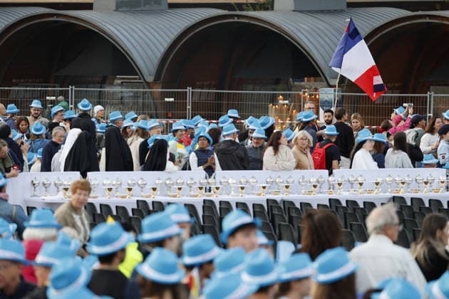 Visit to France of Pope Leo XIV - Mass at Lourdes Sanctuary Faithful gather ahead of the Pope Leo XIV mass at Prairie at the Lourdes sanctuary, southwestern France, on September 27, 2026. Pope Leo XIV makes a historic apostolic journey of four days to France scheduled for September 25 to 28, 2026. Photo by Margot Le Gonidec ABACAPRESS.COM Lourdes France  Copyright: xLexGonidecxMargot ABACAx
