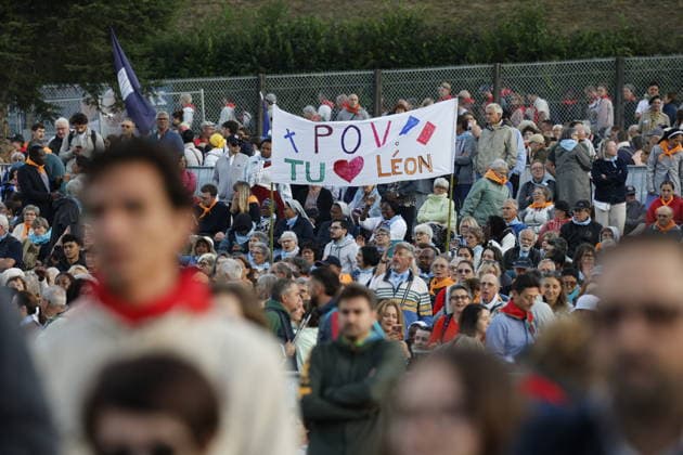 Visit to France of Pope Leo XIV - Mass at Lourdes Sanctuary Faithful gather ahead of the Pope Leo XIV mass at Prairie at the Lourdes sanctuary, southwestern France, on September 27, 2026. Pope Leo XIV makes a historic apostolic journey of four days to France scheduled for September 25 to 28, 2026. Photo by Margot Le Gonidec ABACAPRESS.COM Lourdes France  Copyright: xLexGonidecxMargot ABACAx