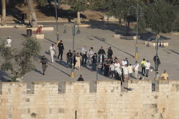 Israelis force entry into Al-Aqsa Mosque complex under police escort during Sukkot holiday JERUSALEM - SEPTEMBER 27: Groups of Israeli settlers, accompanied by heavily armed Israeli police personnel, tour the courtyards of the Al-Aqsa Mosque complex during the Jewish festival of Sukkot (Feast of Tabernacles) in Jerusalem on September 27, 2026. Gazi Samad Anadolu Jerusalem Israel. Editorial use only. Please get in touch for any other usage.  Copyright: x2026xAnadoluxGazixSamadx
