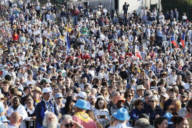 Visit to France of Pope Leo XIV - Mass at Lourdes Sanctuary Faithful gather ahead of the Pope Leo XIV mass at Prairie at the Lourdes sanctuary, southwestern France, on September 27, 2026. Pope Leo XIV makes a historic apostolic journey of four days to France scheduled for September 25 to 28, 2026. Photo by Margot Le Gonidec ABACAPRESS.COM Lourdes France  Copyright: xLexGonidecxMargot ABACAx