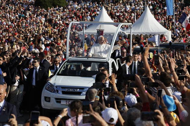 Visit to France of Pope Leo XIV - Mass at Lourdes Sanctuary Pope Leo XIV pictured during a mass at Prairie at the Lourdes sanctuary, southwestern France, on September 27, 2026. Pope Leo XIV makes a historic apostolic journey of four days to France scheduled for September 25 to 28, 2026. Photo by Margot Le Gonidec ABACAPRESS.COM Lourdes France  Copyright: xLexGonidecxMargot ABACAx