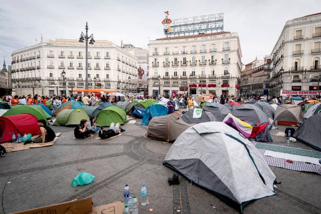 500 People Spend the Night at Madrid s Puerta del Sol After Camping Out to Demand the Maricarmen Decree Numerous people gathered in tents to demand the approval of a housing decree at the Puerta del Sol on September 27, 2026, in Madrid, Spain. 500 people spent the night this Sunday at Madrid’s Puerta del Sol after camping out in about a hundred tents all night, according to figures provided by the Government Delegation to Europa Press, to demand the approval of a housing decree—which they have dubbed the Maricarmen Decree — at the Council of Ministers meeting to be held on Tuesday, September 29, 2026. SEPTEMBER 27, 2026 CAMP-OUT IN MADRID, MADRID, SPAIN  Copyright: xA.xPÃ rezxMecax 7803854
