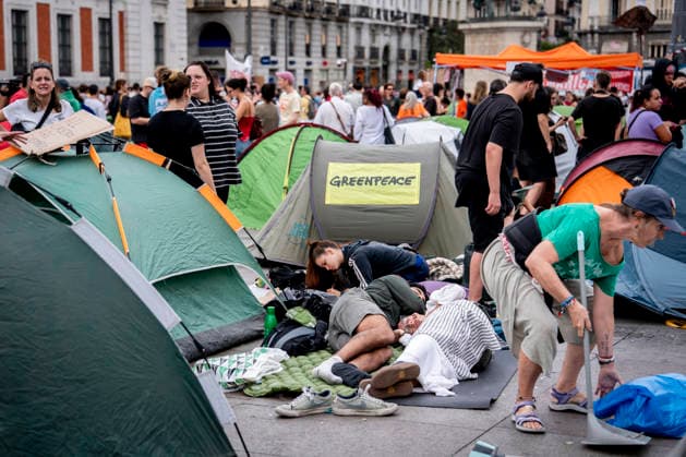 500 People Spend the Night at Madrid s Puerta del Sol After Camping Out to Demand the Maricarmen Decree Numerous people are gathered in tents to demand the approval of a housing decree at the Puerta del Sol on September 27, 2026, in Madrid, Spain. 500 people spent the night in Madrid’s Puerta del Sol this Sunday after camping out in about a hundred tents all night, according to figures provided by the Government Delegation to Europa Press, to demand the approval of a housing decree—which they have dubbed the Maricarmen Decree — at the Council of Ministers meeting to be held on Tuesday, September 29, 2026. SEPTEMBER 27, 2026 CAMP-OUT IN MADRID, SPAIN  Copyright: xA.xPÃ rezxMecax 7803859