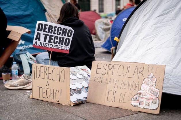 500 people spend the night at Madrid’s Puerta del Sol after camping out to demand the Maricarmen decree. Numerous people carrying banners with the slogan Right to Housing gather in tents at Puerta del Sol to demand the passage of a housing decree, on September 27, 2026, in Madrid, Spain. 500 people spent the night in Madrid’s Puerta del Sol this Sunday after camping out in about a hundred tents all night, according to figures provided by the Government Delegation to Europa Press, to demand the approval of a housing decree, which they have dubbed the Maricarmen Decree, at the Council of Ministers meeting to be held on Tuesday, September 29, 2026. SEPTEMBER 27, 2026 CAMP-OUT IN MADRID, SPAIN  Copyright: xA.xPÃ rezxMecax 7803863