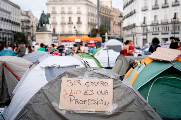 500 people spend the night at Madrid’s Puerta del Sol after camping out to demand the Maricarmen decree. Numerous people carrying banners with the slogan Being a landlord is not a profession gather in front of department stores to demand the passage of a housing decree at the Puerta del Sol, on September 27, 2026, in Madrid, Spain. 500 people spent the night at Madrid’s Puerta del Sol this Sunday after camping out in about a hundred tents all night, according to figures provided by the Government Delegation to Europa Press, to demand the approval of a housing decree—which they have dubbed the Maricarmen Decree — at the Council of Ministers meeting to be held on Tuesday, September 29, 2026. SEPTEMBER 27, 2026 CAMP-OUT IN MADRID, SPAIN  Copyright: xA.xPÃ rezxMecax 7803864