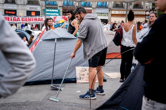 500 People Spend the Night at Madrid’s Puerta del Sol After Camping Out to Demand the Maricarmen Decree Numerous people gathered in tents at the Puerta del Sol to demand the approval of a housing decree on September 27, 2026, in Madrid, Spain. 500 people spent the night in Madrid’s Puerta del Sol this Sunday after camping out in about 100 tents all night, according to figures provided by the Government Delegation to Europa Press, to demand the approval of a housing decree—which they have dubbed the Maricarmen Decree — at the Council of Ministers meeting to be held on Tuesday, September 29, 2026. SEPTEMBER 27, 2026 CAMP-OUT IN MADRID, SPAIN  Copyright: xA.xPÃ rezxMecax 7803858