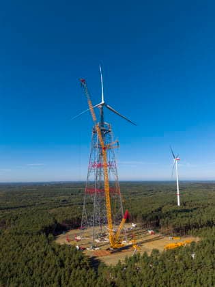 Weltrekord: GICON-Höhenwindturm wird 365 Meter hoch DEU Brandenburg Schipkau Â +49171 6254657 Nach Abschluss dieser Arbeiten wird der GICON-Höhenwindturm auf einer ehemaligen Tagebaukippe eine Gesamthöhe von 365 Metern erreichen. Damit wird er das größte Windrad der Welt und das zweithöchste Bauwerk der Bundesrepublik Deutschland sein. Zugleich markiert die Fertigstellung einen bedeutenden Meilenstein für die Entwicklung leistungsfähiger Onshore-Windenergieanlagen in großen Höhen. Bei der Teleskopierung wird der Innenturm mit einem speziell von der Dresdner Firma entwickelten Litzenhubsystem auf seine endgültige Höhe gefahren. Der GICON-Höhenwindturm nutzt die in größeren Höhen verfügbaren stärkeren und gleichmäßiger