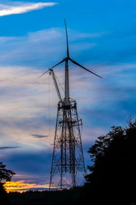 Weltrekord: GICON-Höhenwindturm wird 365 Meter hoch DEU Brandenburg Schipkau Â +49171 6254657 Nach Abschluss dieser Arbeiten wird der GICON-Höhenwindturm auf einer ehemaligen Tagebaukippe eine Gesamthöhe von 365 Metern erreichen. Damit wird er das größte Windrad der Welt und das zweithöchste Bauwerk der Bundesrepublik Deutschland sein. Zugleich markiert die Fertigstellung einen bedeutenden Meilenstein für die Entwicklung leistungsfähiger Onshore-Windenergieanlagen in großen Höhen. Bei der Teleskopierung wird der Innenturm mit einem speziell von der Dresdner Firma entwickelten Litzenhubsystem auf seine endgültige Höhe gefahren. Der GICON-Höhenwindturm nutzt die in größeren Höhen verfügbaren stärkeren und gleichmäßiger