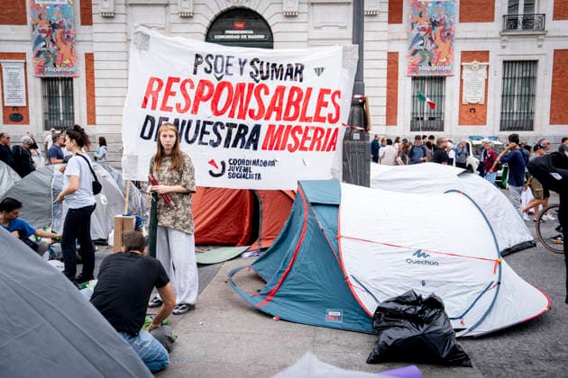 500 people spend the night at Madrid’s Puerta del Sol after camping out to demand the Maricarmen decree. Numerous people carrying signs reading PSOE and Sumar: Responsible for Our Misery gather in tents at the Puerta del Sol to demand the passage of a housing decree, on September 27, 2026, in Madrid, Spain. 500 people spent the night in Madrid’s Puerta del Sol this Sunday after camping out in about a hundred tents all night, according to figures provided by the Government Delegation to Europa Press, to demand the approval of a housing decree—which they have dubbed the Maricarmen Decree — at the Council of Ministers meeting to be held on Tuesday, September 29, 2026. SEPTEMBER 27, 2026 CAMP-OUT IN MADRID, SPAIN  Copyright: xA.xPÃ rezxMecax 7803865