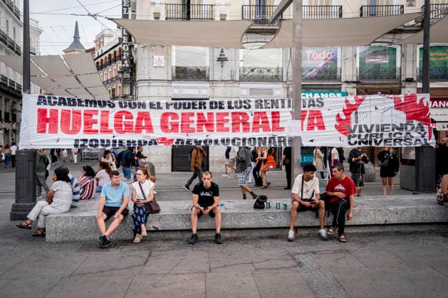 500 people spend the night at Madrid’s Puerta del Sol after camping out to demand the Maricarmen decree. Numerous people carrying banners with the slogan End the Power of Rentiers—General Strike Now are gathering at department stores to demand the passage of a housing decree, at Puerta del Sol, on September 27, 2026, in Madrid, Spain. 500 people woke up this Sunday at Madrid’s Puerta del Sol after camping out in about a hundred tents all night, according to figures provided by the Government Delegation to Europa Press, to demand the approval of a housing decree—which they have dubbed the Maricarmen Decree — at the Council of Ministers meeting to be held on Tuesday, September 29, 2026. SEPTEMBER 27, 2026 CAMP-OUT IN Madrid, Spain  Copyright: xA.xPÃ rezxMecax 7803867