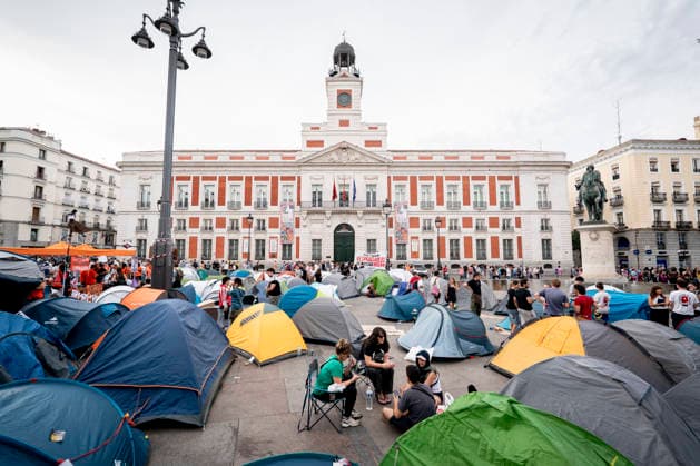 500 People Spend the Night at Madrid’s Puerta del Sol After Camping Out to Demand the Maricarmen Decree: Numerous people gathered in tents to demand the approval of a housing decree at the Puerta del Sol on September 27, 2026, in Madrid, Spain. 500 people spent the night in Madrid’s Puerta del Sol this Sunday after camping out in about a hundred tents all night, according to figures provided by the Government Delegation to Europa Press, to demand the approval of a housing decree—which they have dubbed the Maricarmen Decree — at the Council of Ministers meeting to be held on Tuesday, September 29, 2026. SEPTEMBER 27, 2026 CAMP-OUT IN MADRID, MADRID, SPAIN  Copyright: xA.xPÃ rezxMecax 7803877