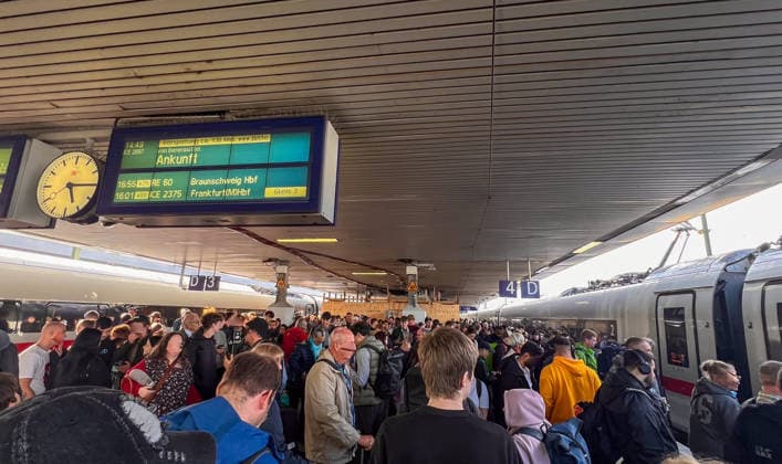 Hanover, Lower Saxony, Germany, Europe Numerous travelers are waiting on the platform at Hanover Central Station amid significant delays in regional and long-distance service. The electronic passenger information display shows significant delays of up to approximately 130 minutes. People are st Copyright: xAymanxAlahmedx