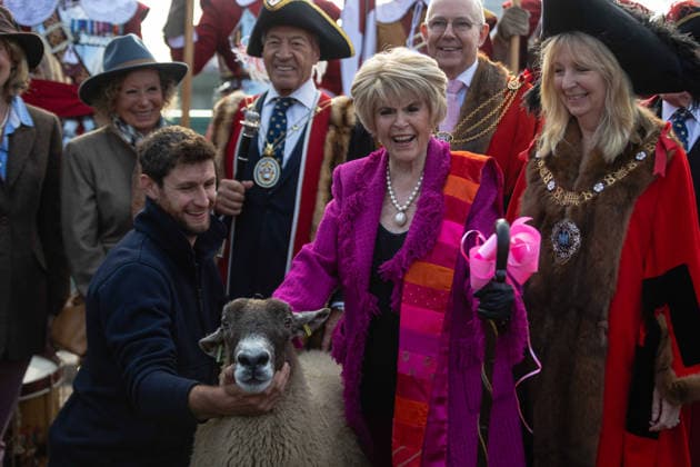 Woolmens Sheep Drive and Livery Fair 2026 on Southwark Bridge, London, UK 27 September 2026 Gloria Hunniford OBE leads the Woolmens Sheep Drive across Southwark Bridge, London, UK, on 27 September 2026. The broadcaster, who became a Freeman of the City of London earlier this year, led the annual drive to mark 80 years in entertainment, joined by Master Woolman David Hopkins, Lady Mayor Dame Susan Langley and Sheriffs of the City of London in aid of the Woolmen s Charity and the Lord Mayor s Appeal., Credit:PETE SPELLER Avalon Copyright: xPETExSPELLERx xAvalonx 1138620797