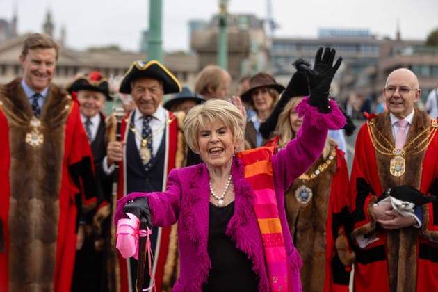 Woolmens Sheep Drive and Livery Fair 2026 on Southwark Bridge, London, UK 27 September 2026 Gloria Hunniford OBE leads the Woolmens Sheep Drive across Southwark Bridge, London, UK, on 27 September 2026. The broadcaster, who became a Freeman of the City of London earlier this year, led the annual drive to mark 80 years in entertainment, joined by Master Woolman David Hopkins, Lady Mayor Dame Susan Langley and Sheriffs of the City of London in aid of the Woolmen s Charity and the Lord Mayor s Appeal., Credit:PETE SPELLER Avalon Copyright: xPETExSPELLERx xAvalonx 1138620849