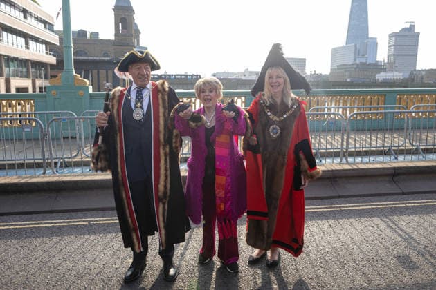 Woolmens Sheep Drive and Livery Fair 2026 on Southwark Bridge, London, UK 27 September 2026 Gloria Hunniford OBE leads the Woolmens Sheep Drive across Southwark Bridge, London, UK, on 27 September 2026. The broadcaster, who became a Freeman of the City of London earlier this year, led the annual drive to mark 80 years in entertainment, joined by Master Woolman David Hopkins, Lady Mayor Dame Susan Langley and Sheriffs of the City of London in aid of the Woolmen s Charity and the Lord Mayor s Appeal., Credit:PETE SPELLER Avalon Copyright: xPETExSPELLERx xAvalonx 1138620862