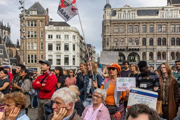 AMSTERDAM Demonstrators participate in the National Peace Protest. The protest on Dam Square and the subsequent march were organized by the Stop War Fever movement, a coalition of progressive organizations concerned about, among other things, rising defense spending. DINGENA MOL ANP netherlands out - belgium out  Copyright: xx x570383659x originalFilename: 570383659.jpg