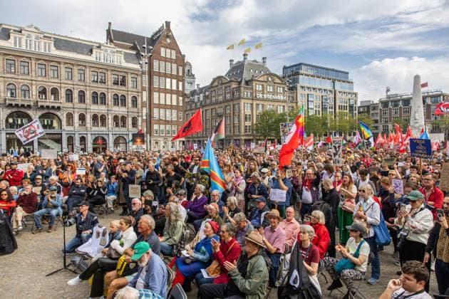 AMSTERDAM Demonstrators participate in the National Peace Protest. The protest on Dam Square and the subsequent march were organized by the Stop War Fever movement, a coalition of progressive organizations concerned about, among other things, rising defense spending. DINGENA MOL ANP netherlands out - belgium out  Copyright: xx x570383830x originalFilename: 570383830.jpg