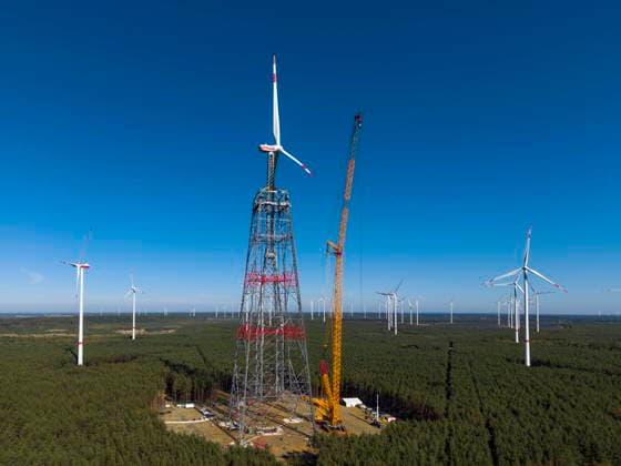 Weltrekord: GICON-Höhenwindturm wird 365 Meter hoch DEU Brandenburg Schipkau Â +49171 6254657 Nach Abschluss dieser Arbeiten wird der GICON-Höhenwindturm auf einer ehemaligen Tagebaukippe eine Gesamthöhe von 365 Metern erreichen. Damit wird er das größte Windrad der Welt und das zweithöchste Bauwerk der Bundesrepublik Deutschland sein. Zugleich markiert die Fertigstellung einen bedeutenden Meilenstein für die Entwicklung leistungsfähiger Onshore-Windenergieanlagen in großen Höhen. Bei der Teleskopierung wird der Innenturm mit einem speziell von der Dresdner Firma entwickelten Litzenhubsystem auf seine endgültige Höhe gefahren. Der GICON-Höhenwindturm nutzt die in größeren Höhen verfügbaren stärkeren und gleichmäßiger