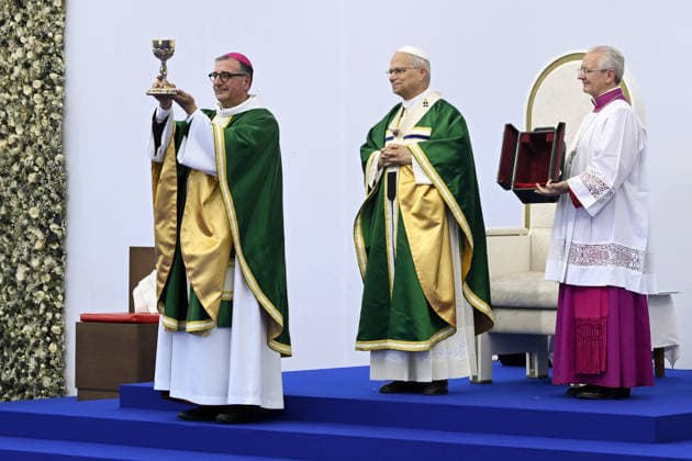 Pope Leo XIV in France - Mass in Lourdes Pope Leo XIV celebrates Holy Mass at the Shrine of Our Lady of Lourdes, France on September 27, 2026 on the third day of his four-day Apostolic Journey to France. LEFT: Jean-Marc Micas, bishop of Lourdes. Photo by (EV) Simone Risoluti Vatican Media ABACAPRESS.COM Lourdes France  Copyright: xABACAx